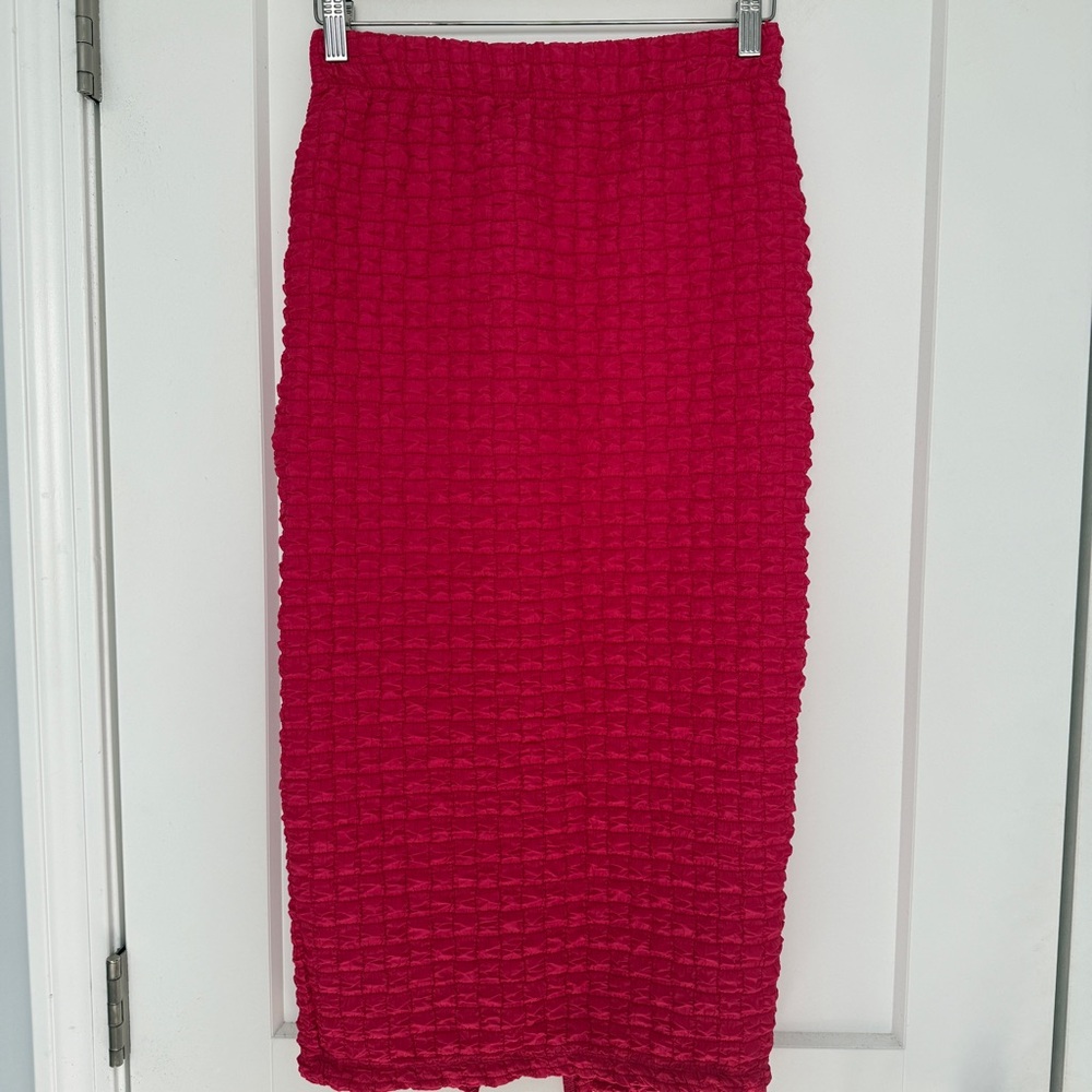 NWT UO Pink Bubble-Textured Back Slit Stretch Kimmy Column Skirt M - Runs Small